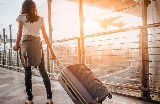 Jovem segurando mala em aeroporto