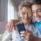 Mãe e filho vendo no celular visto de acompanhante