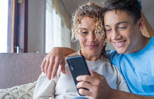 Mãe e filho vendo no celular visto de acompanhante